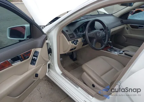 2010 Mercedes-Benz C 300 Sport 4Matic z USA, uszkodzony, nr VIN WDDGF8BB9AF485480